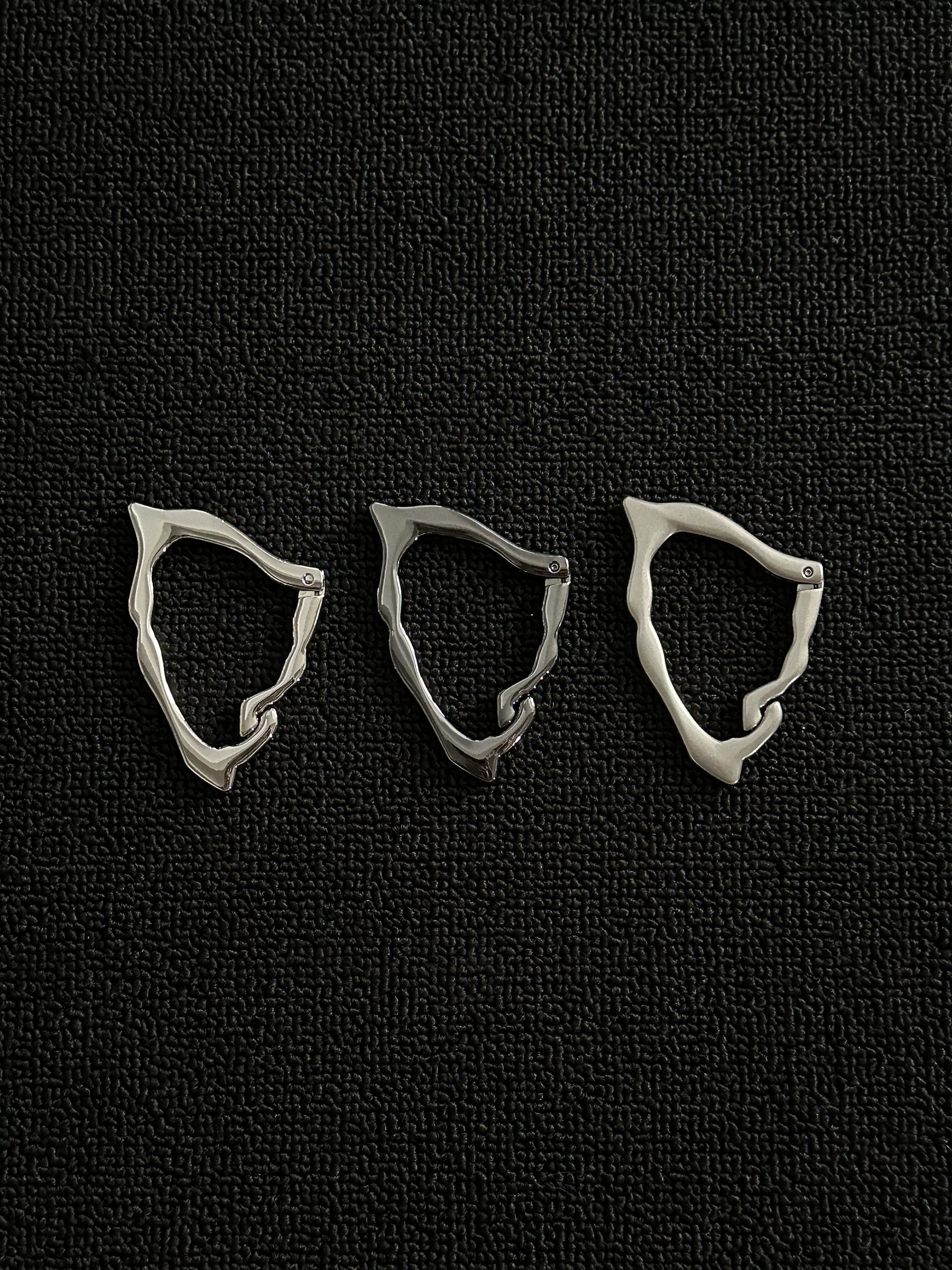 Triangle Bone Clasp Metal Keychain — Vibe Streetwear Clip