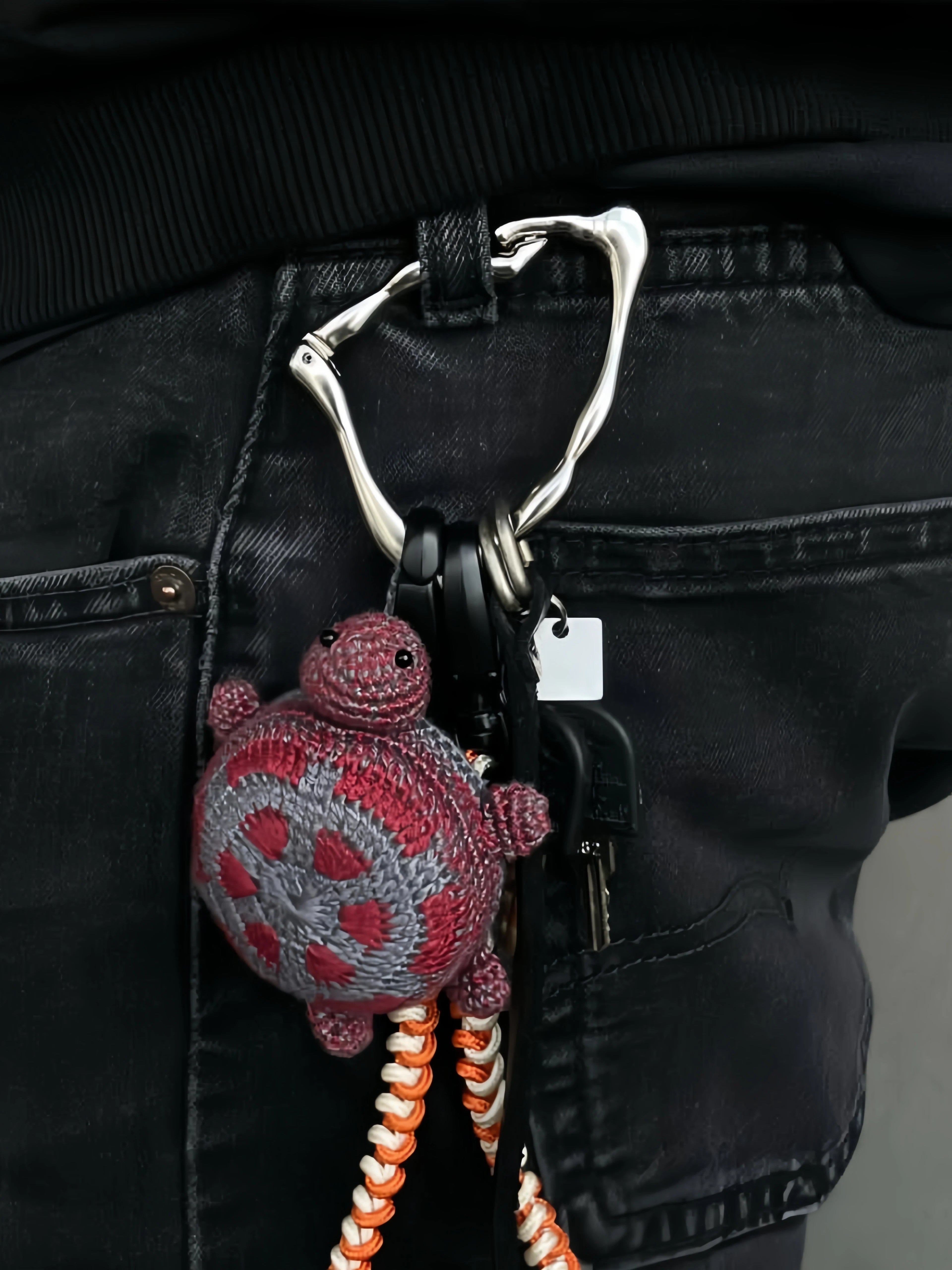Triangle Bone Clasp Metal Keychain — Vibe Streetwear Clip